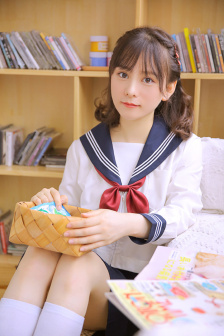 美女脱内衣露出了奶头